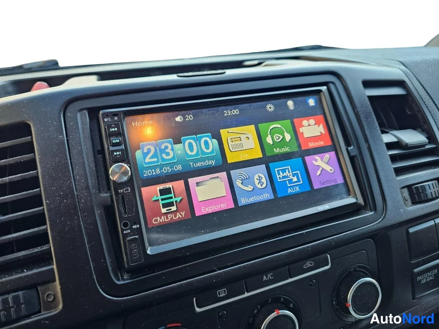 Keltainen Volkswagen Transporter 2013, yksityiskohta, kuva 9
