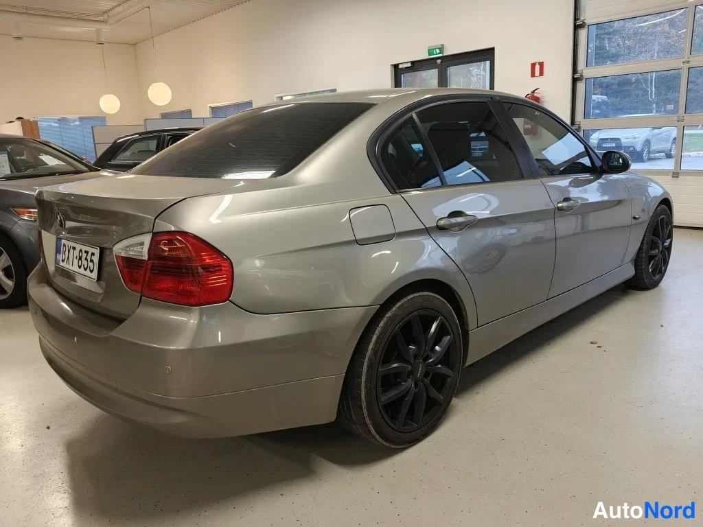 Kupari BMW 318i 2008, takaviisto, kuva 4
