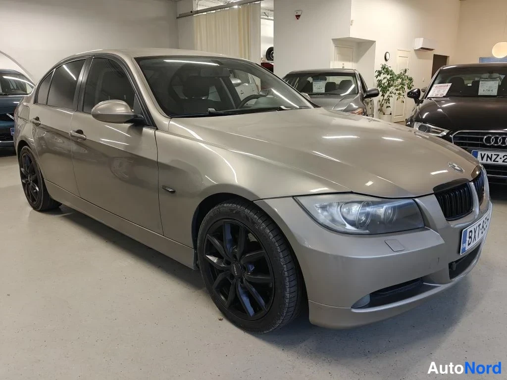 Kupari BMW 318i 2008, etuviisto, keula oikealle, kuva 2
