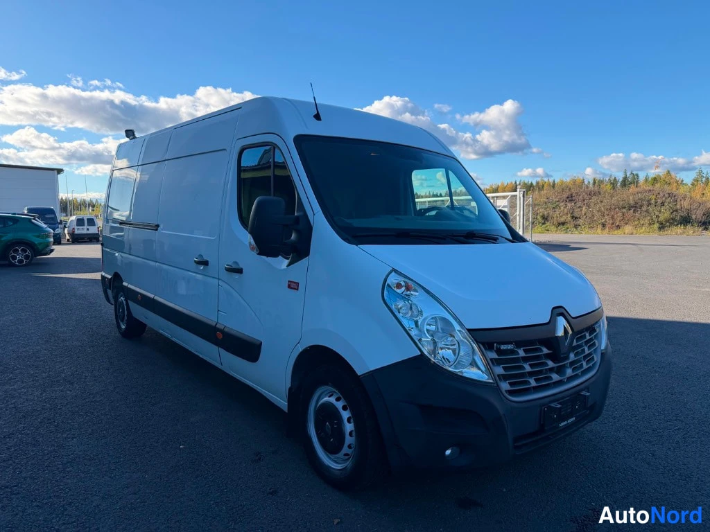 White Renault Master 2018, front three-quarter, nose to the right, photo 3