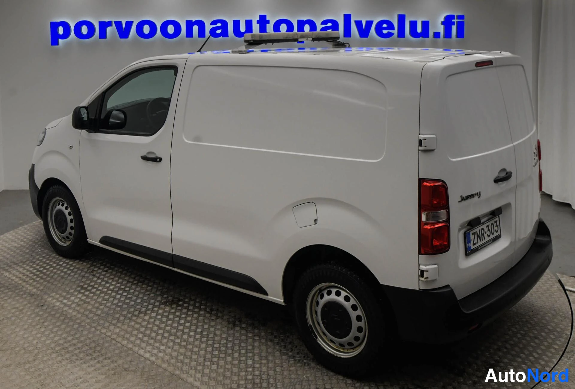 Valkoinen Citroen Jumpy 2021, takaviisto, kuva 6