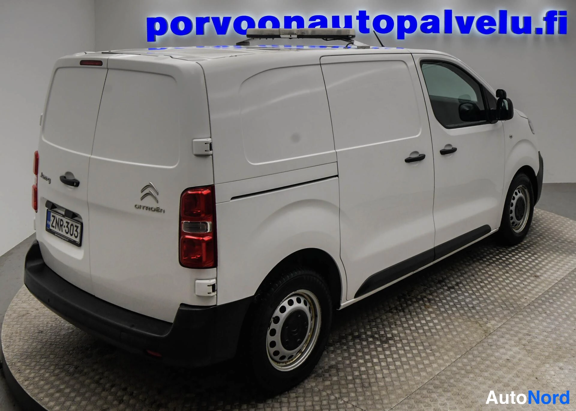 Valkoinen Citroen Jumpy 2021, takaviisto, kuva 7