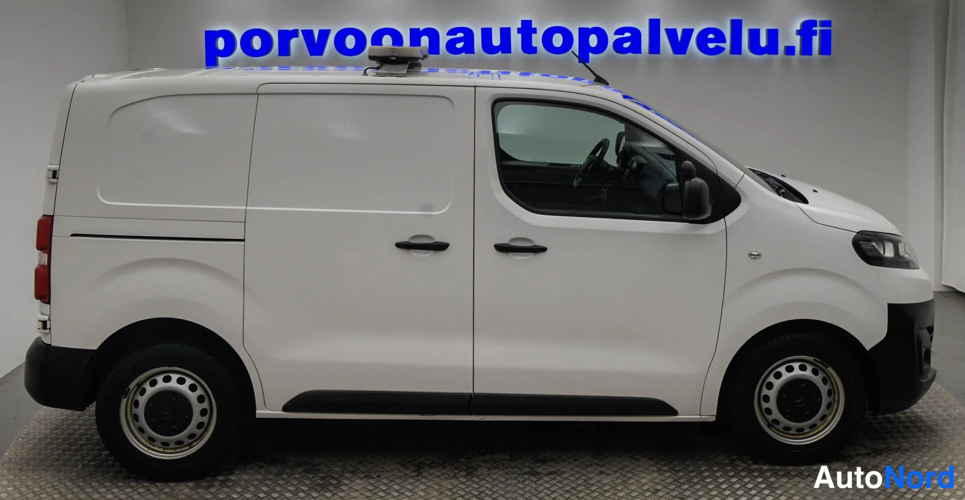 Valkoinen Citroen Jumpy 2021, sivulta, kuva 4