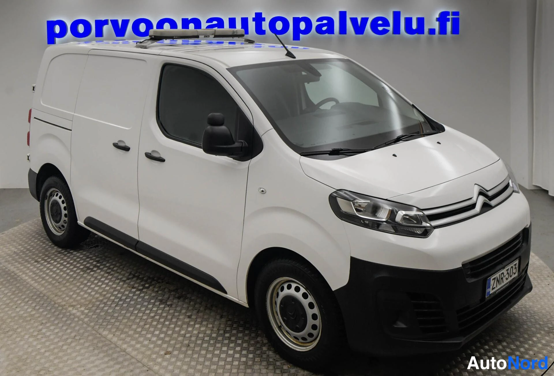 Valkoinen Citroen Jumpy 2021, etuviisto, keula oikealle, kuva 2