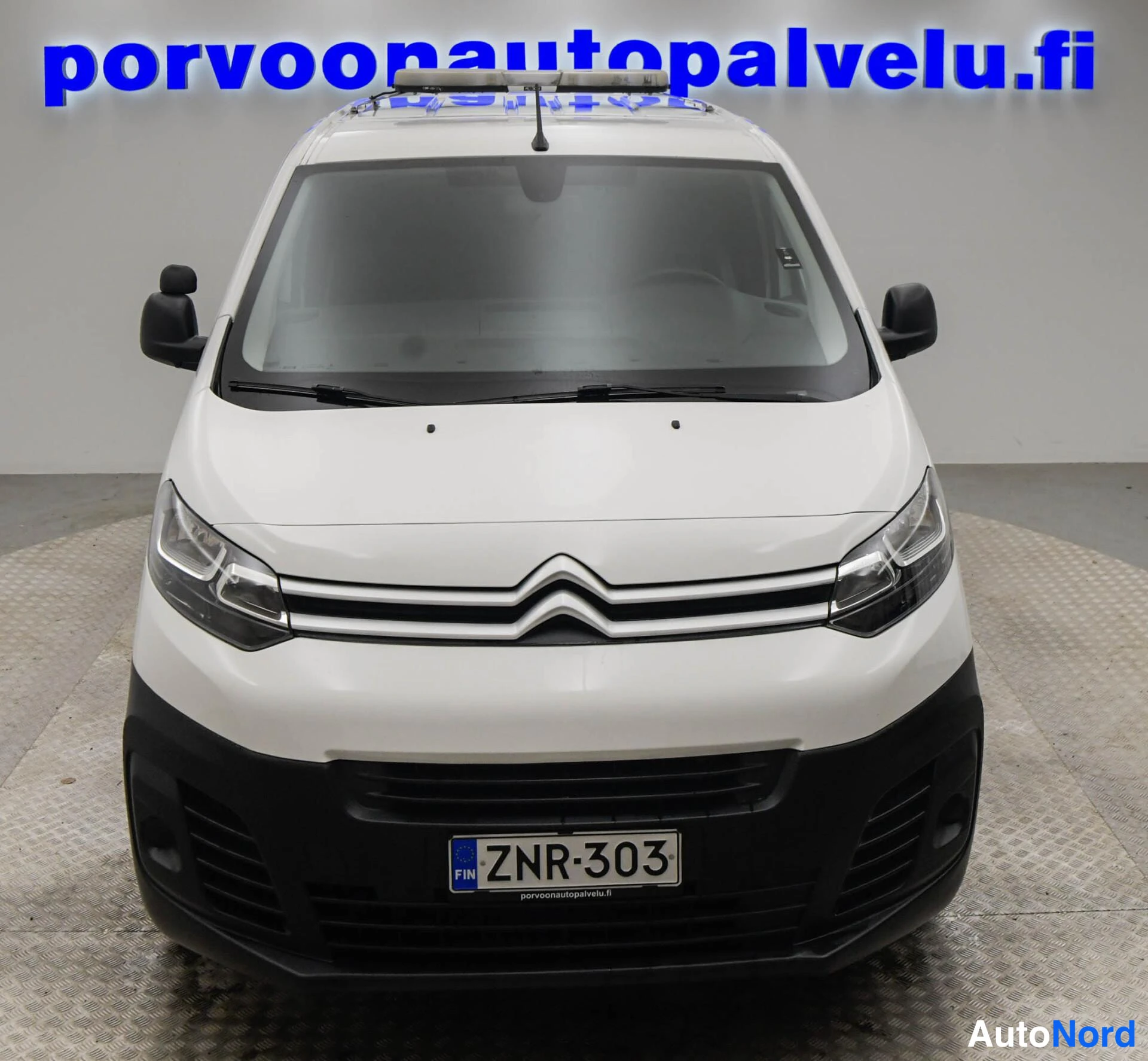 Valkoinen Citroen Jumpy 2021, edestä, kuva 3
