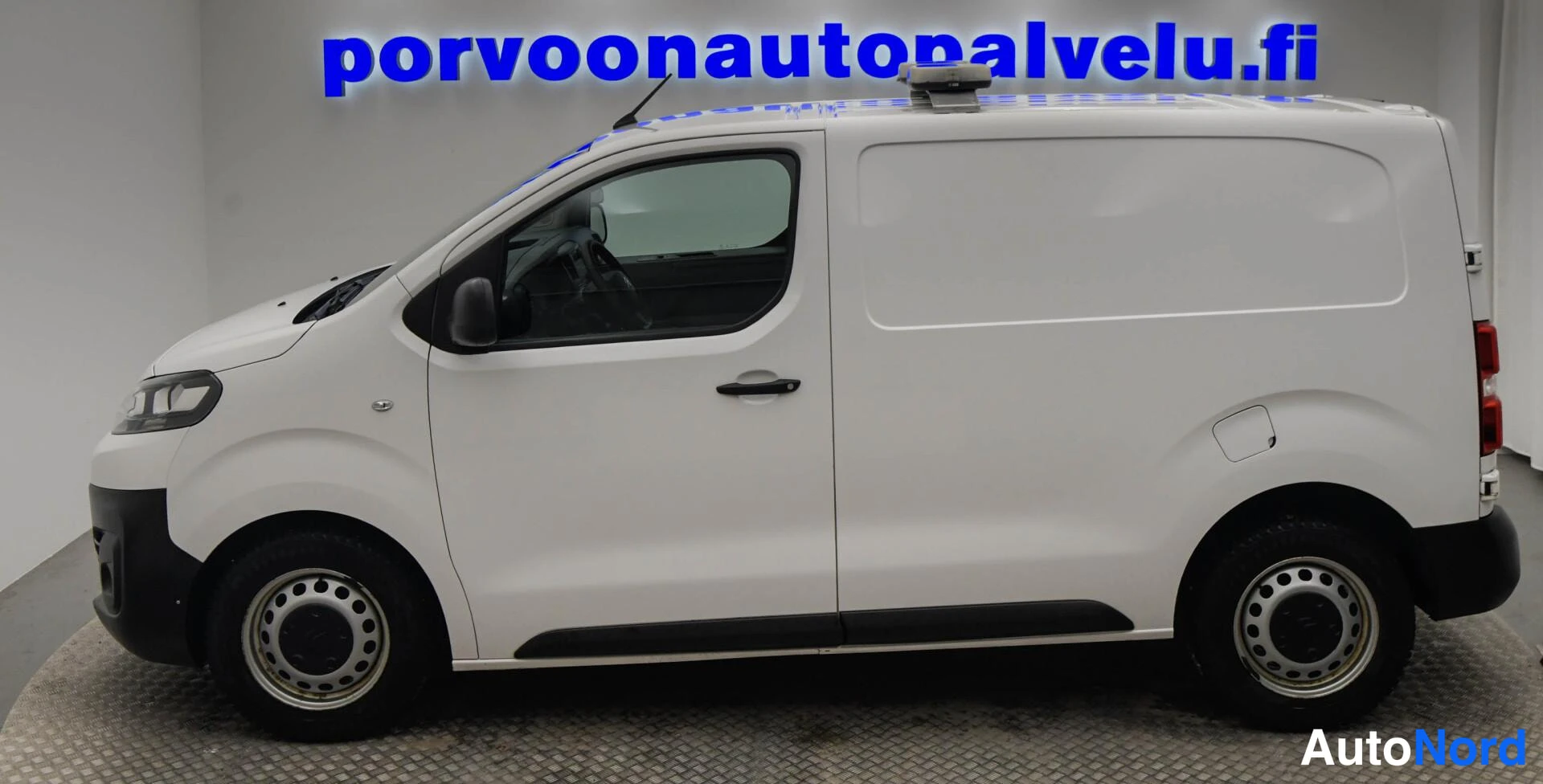 Valkoinen Citroen Jumpy 2021, sivulta, kuva 5