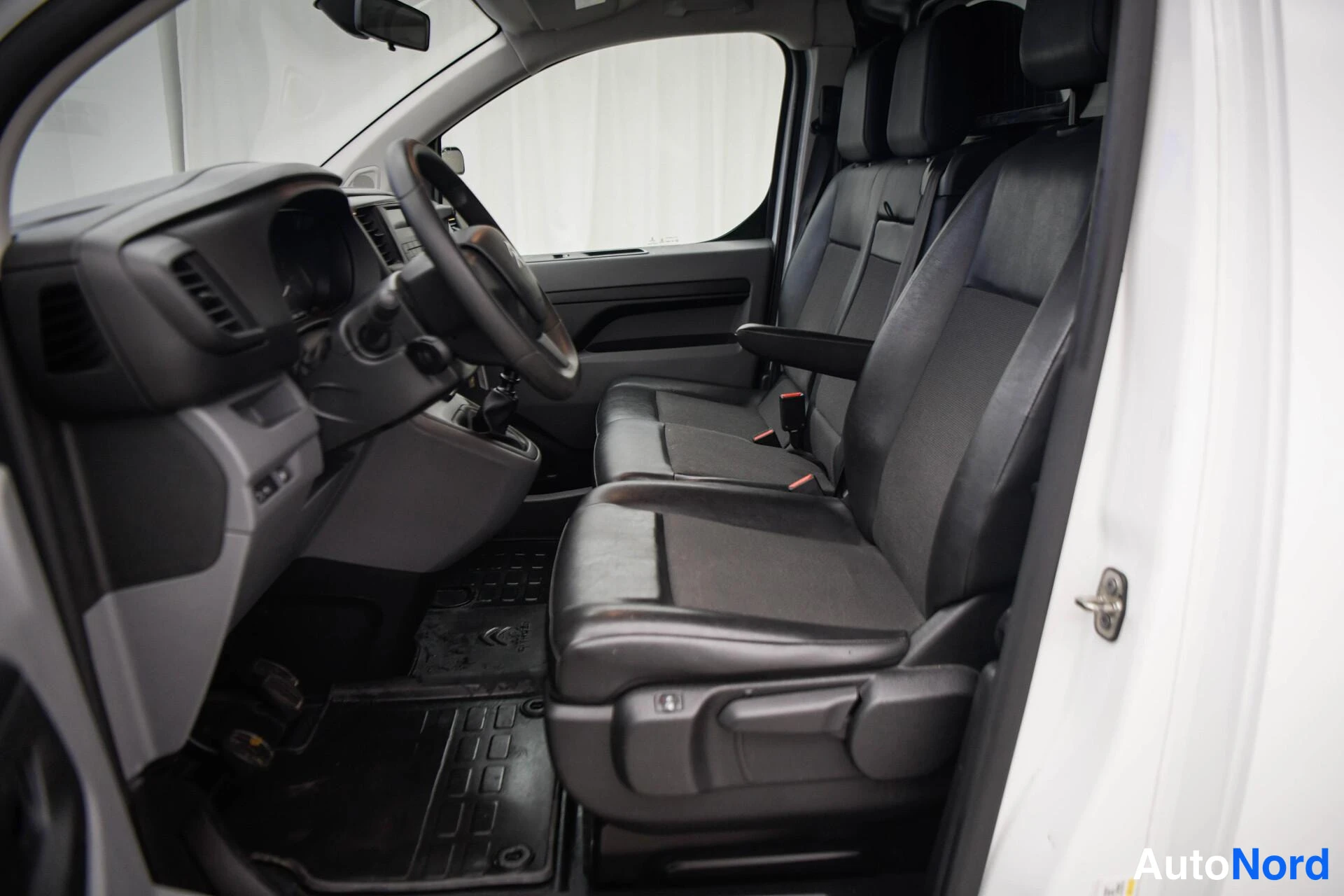 Valkoinen Citroen Jumpy 2021, ohjaamo, kuva 9