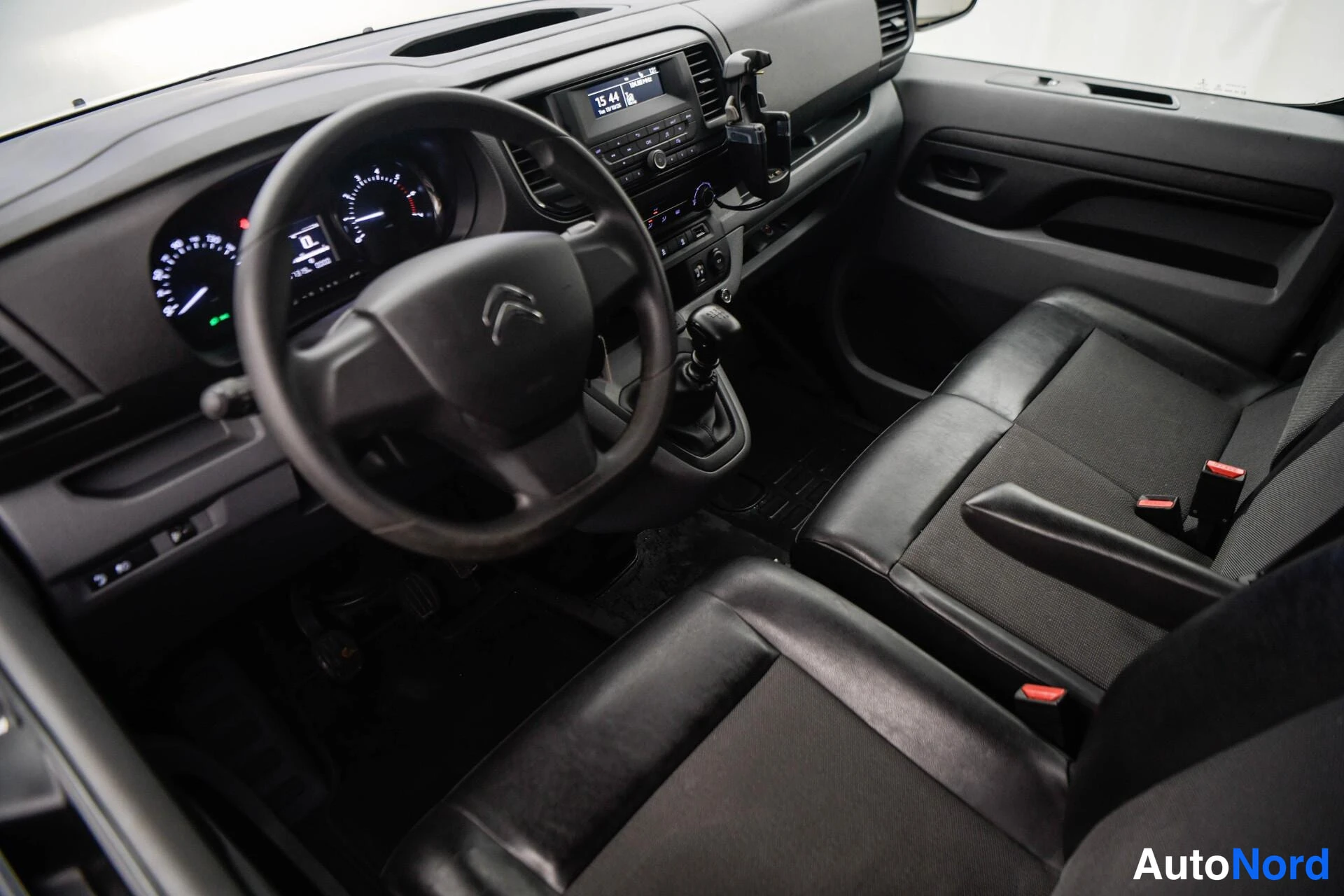 Valkoinen Citroen Jumpy 2021, ohjaamo, kuva 10
