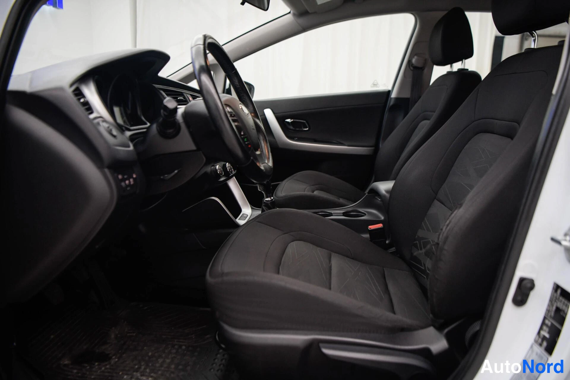 Valkoinen Kia Ceed 2018, ohjaamo, kuva 11