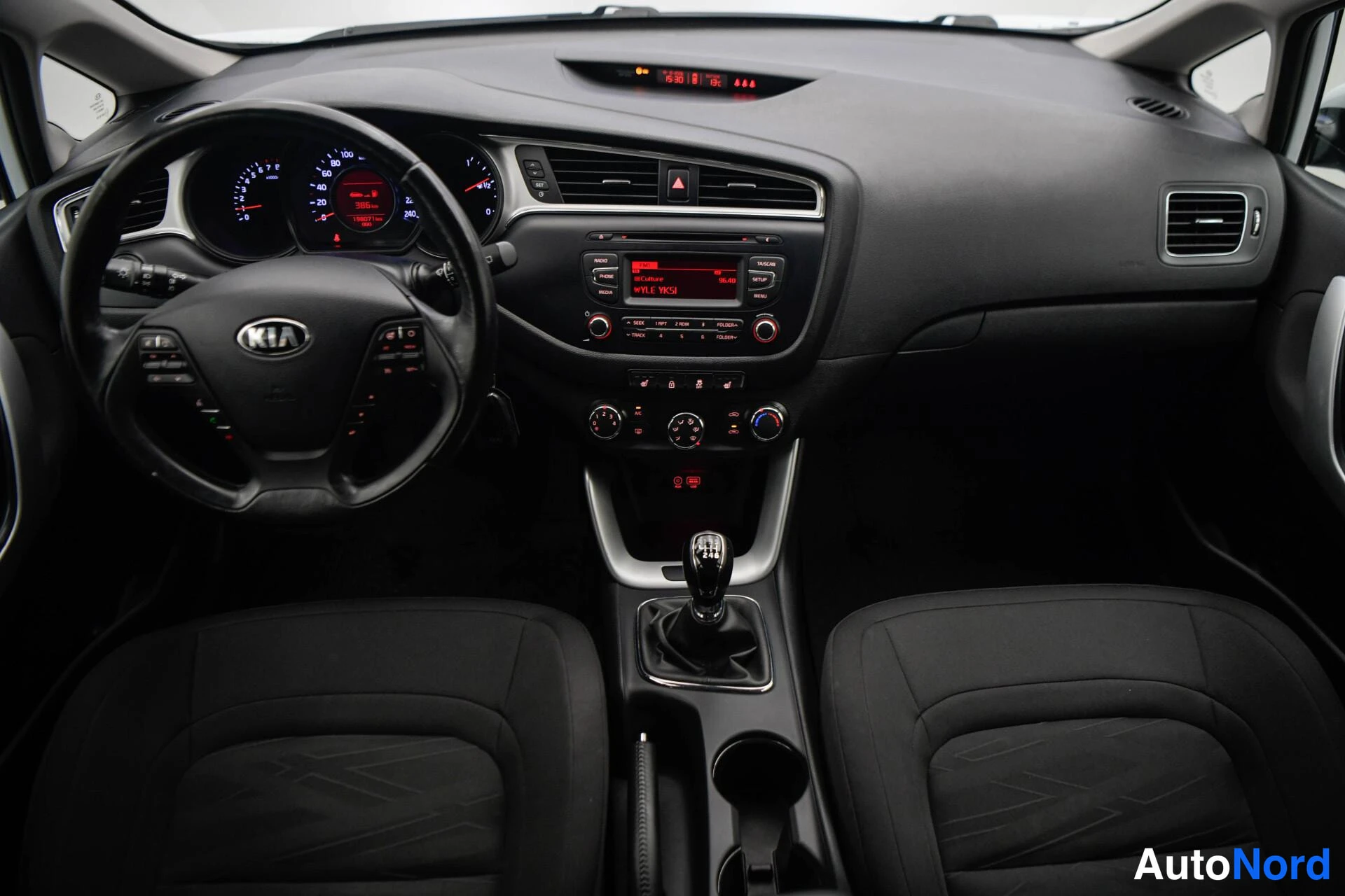Valkoinen Kia Ceed 2018, ohjaamo, kuva 12