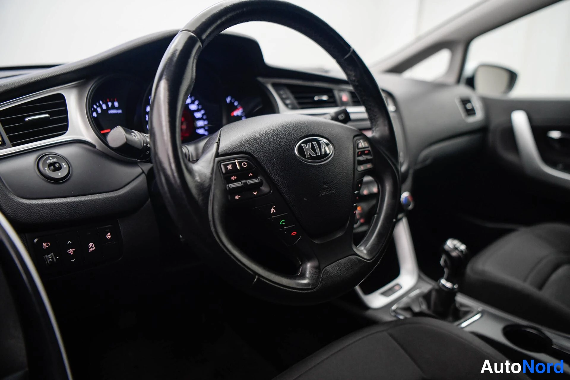 Valkoinen Kia Ceed 2018, ohjaamo, kuva 13