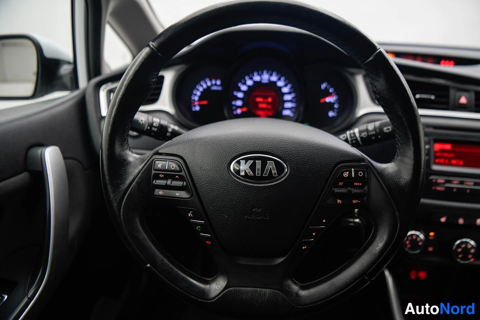 Valkoinen Kia Ceed 2018, yksityiskohta, kuva 20
