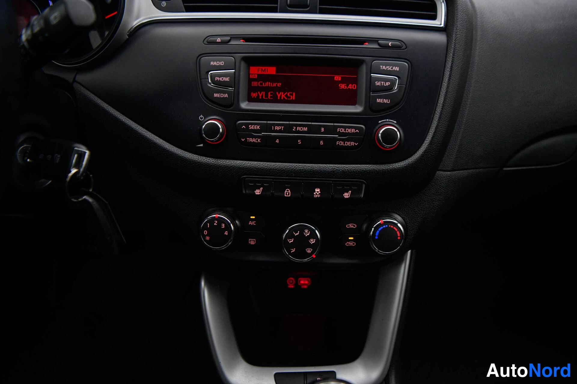 Valkoinen Kia Ceed 2018, yksityiskohta, kuva 21