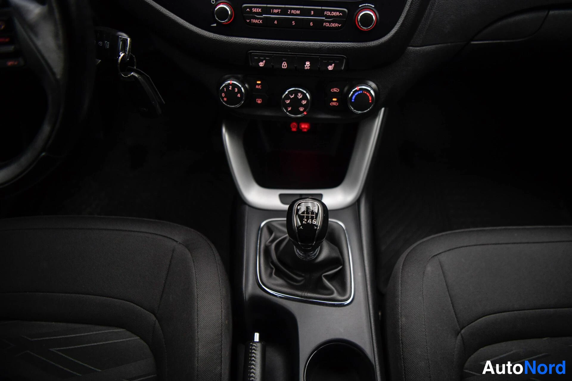 Valkoinen Kia Ceed 2018, yksityiskohta, kuva 23