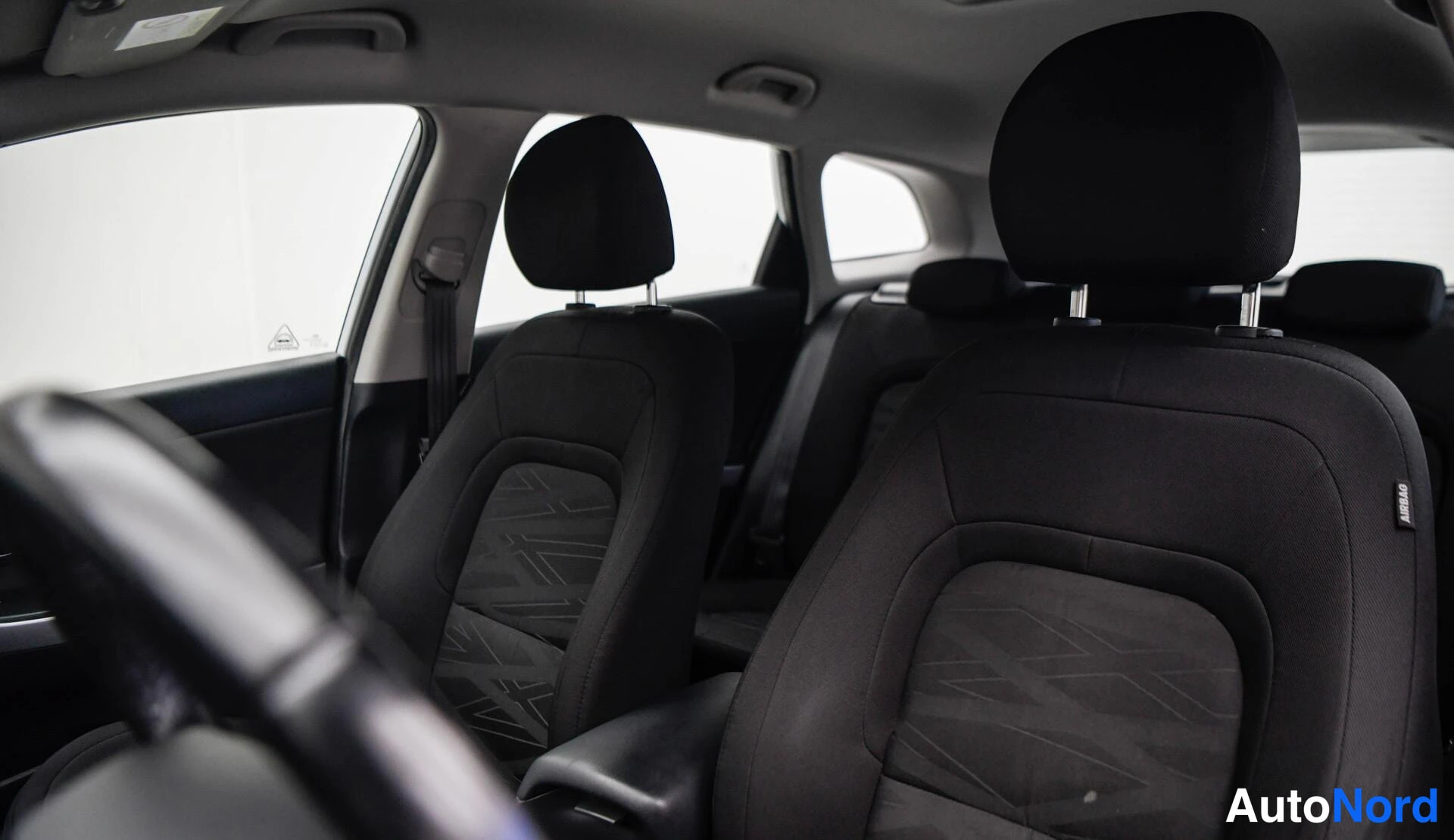 Valkoinen Kia Ceed 2018, etuistuimet, kuva 14