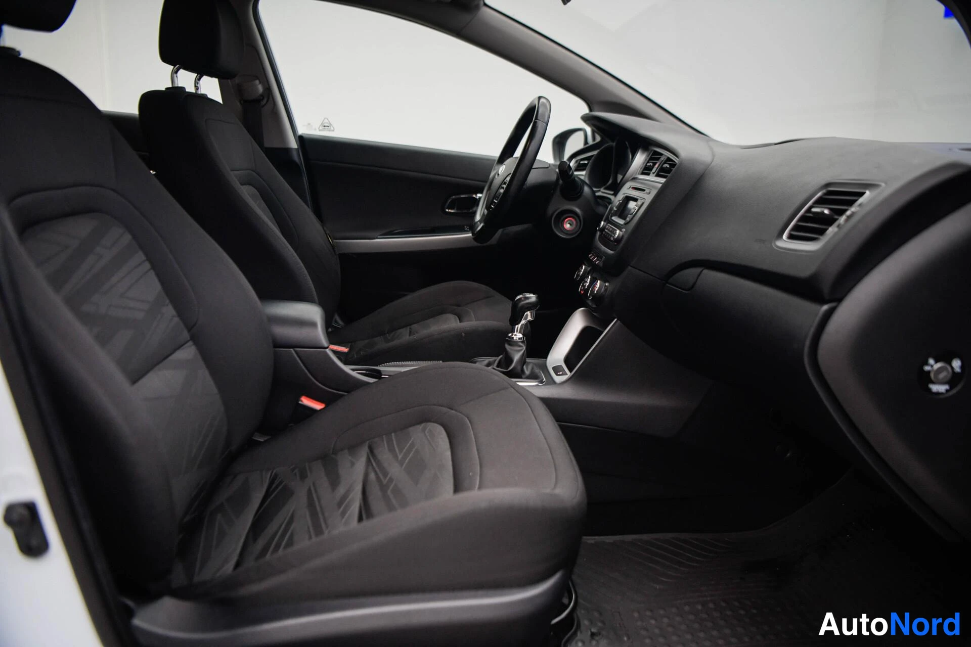 Valkoinen Kia Ceed 2018, etuistuimet, kuva 15
