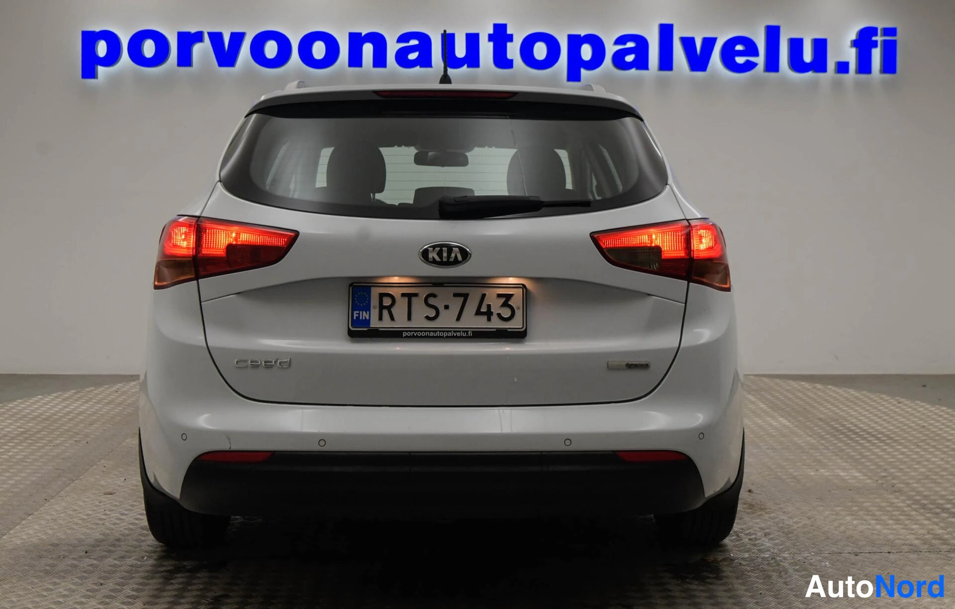 Valkoinen Kia Ceed 2018, takaa, kuva 8
