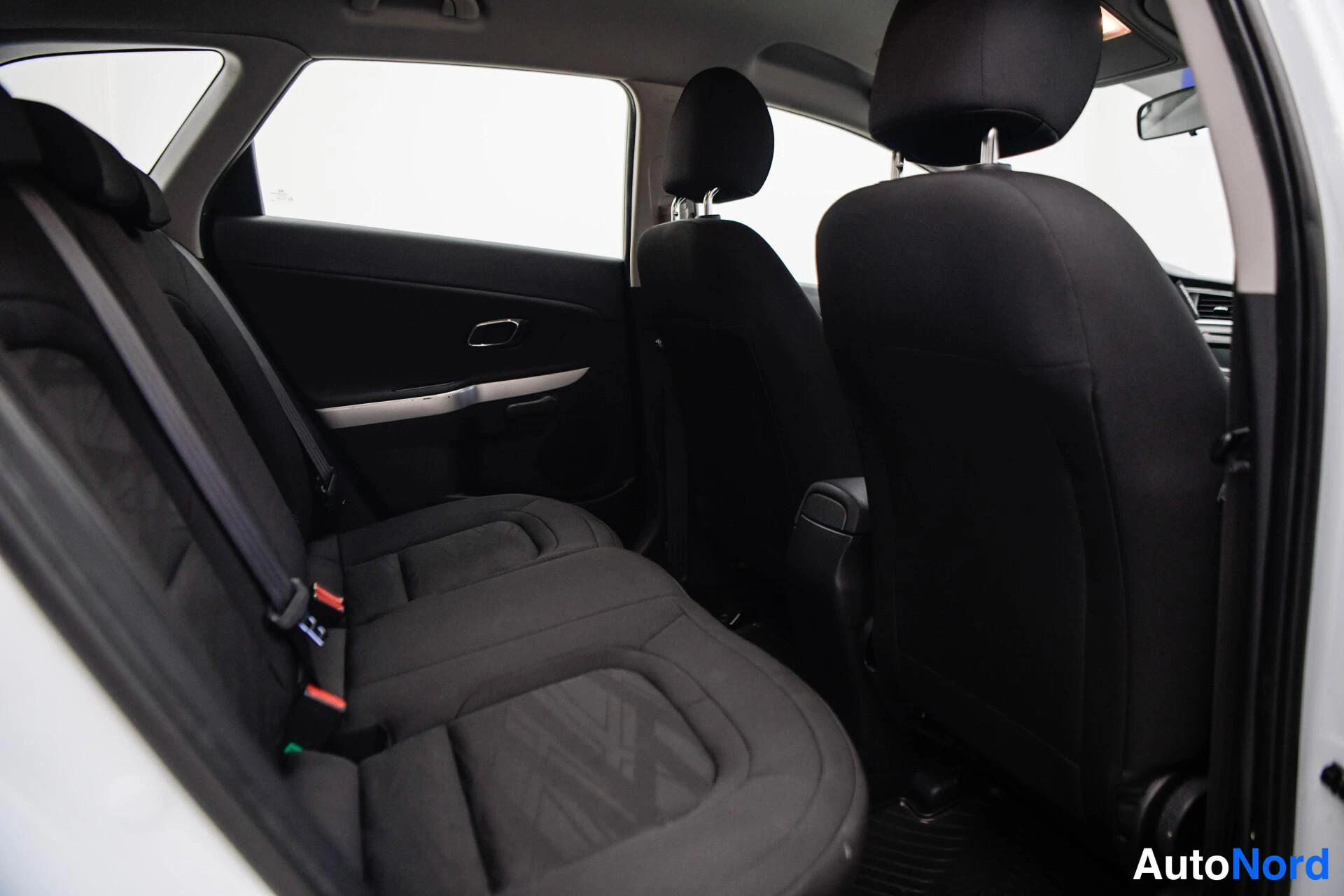 Valkoinen Kia Ceed 2018, takaistuimet, kuva 16