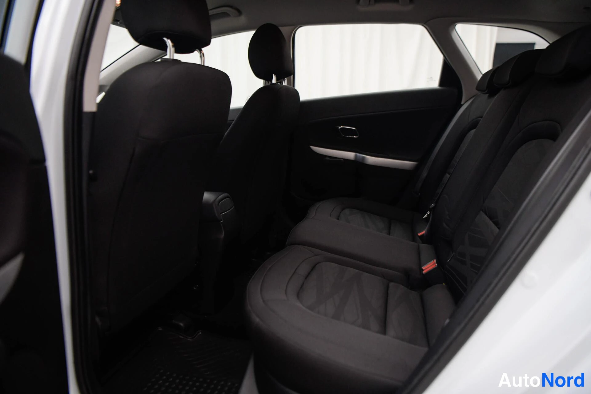 Valkoinen Kia Ceed 2018, takaistuimet, kuva 17