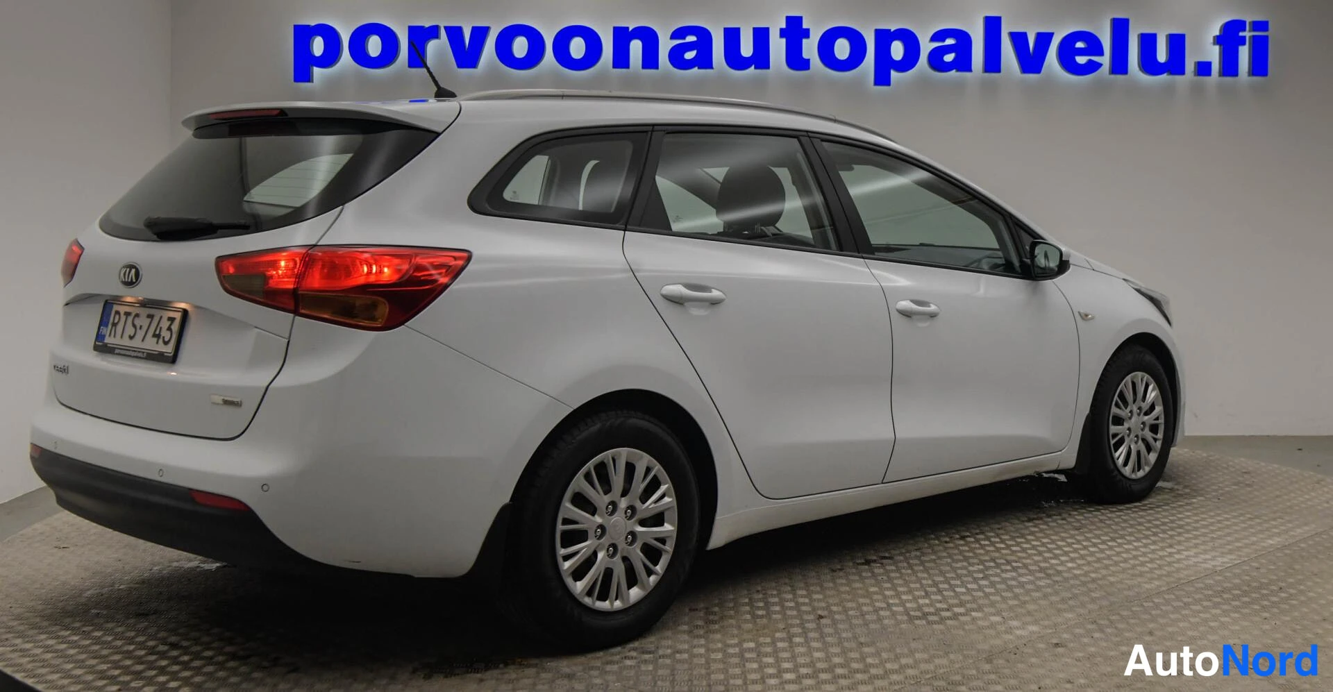 Valkoinen Kia Ceed 2018, takaviisto, kuva 6