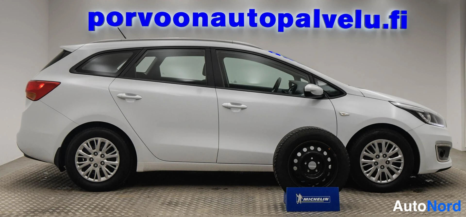 Valkoinen Kia Ceed 2018, sivulta, kuva 4