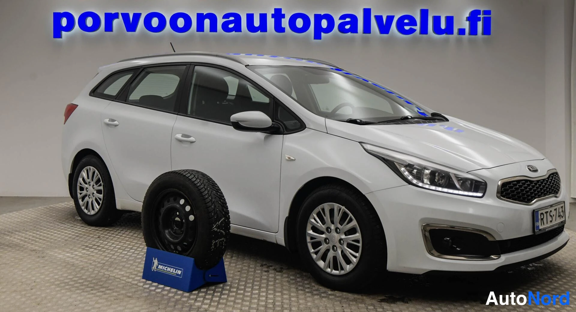 Valkoinen Kia Ceed 2018, etuviisto, keula oikealle, kuva 2