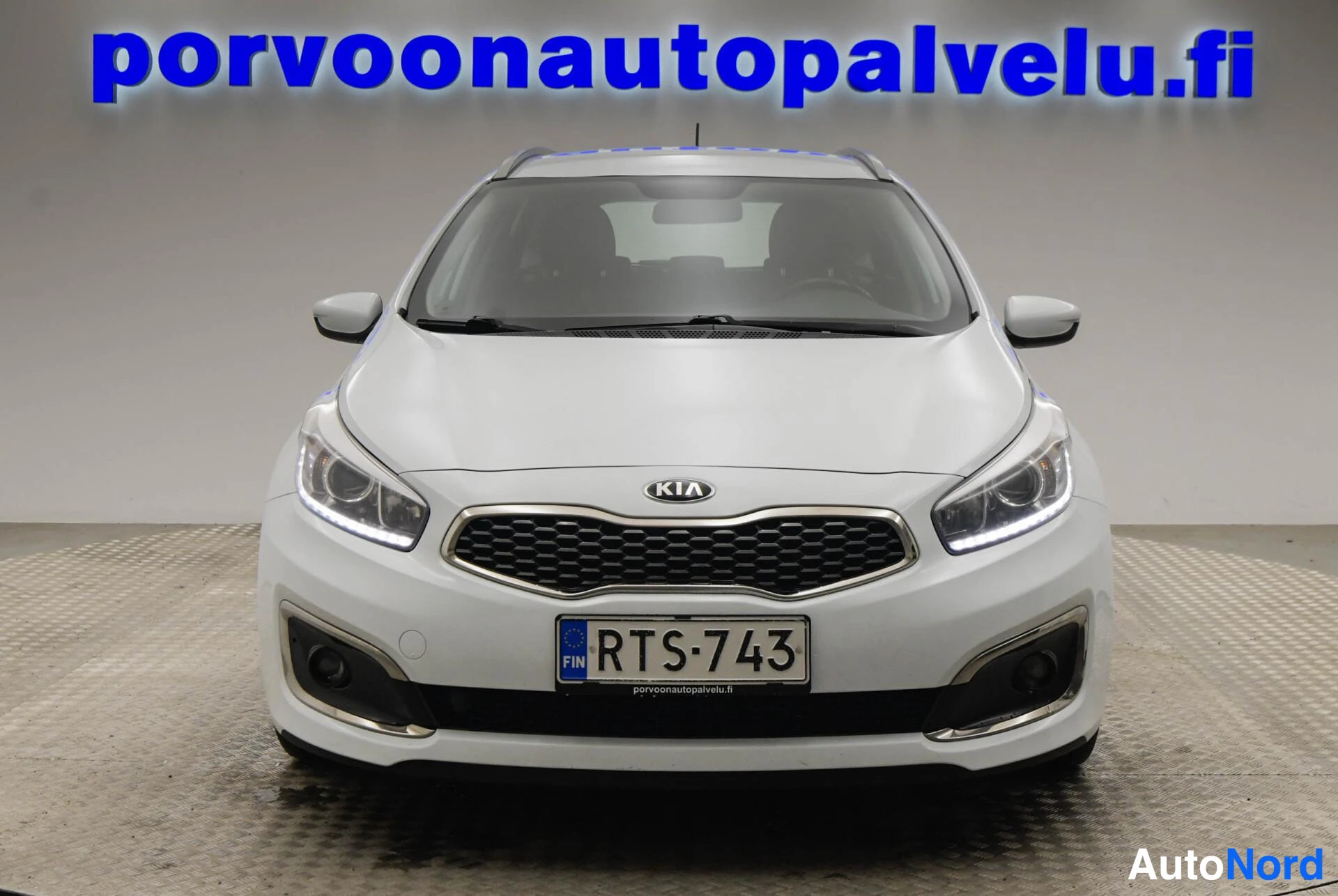 Valkoinen Kia Ceed 2018, edestä, kuva 3