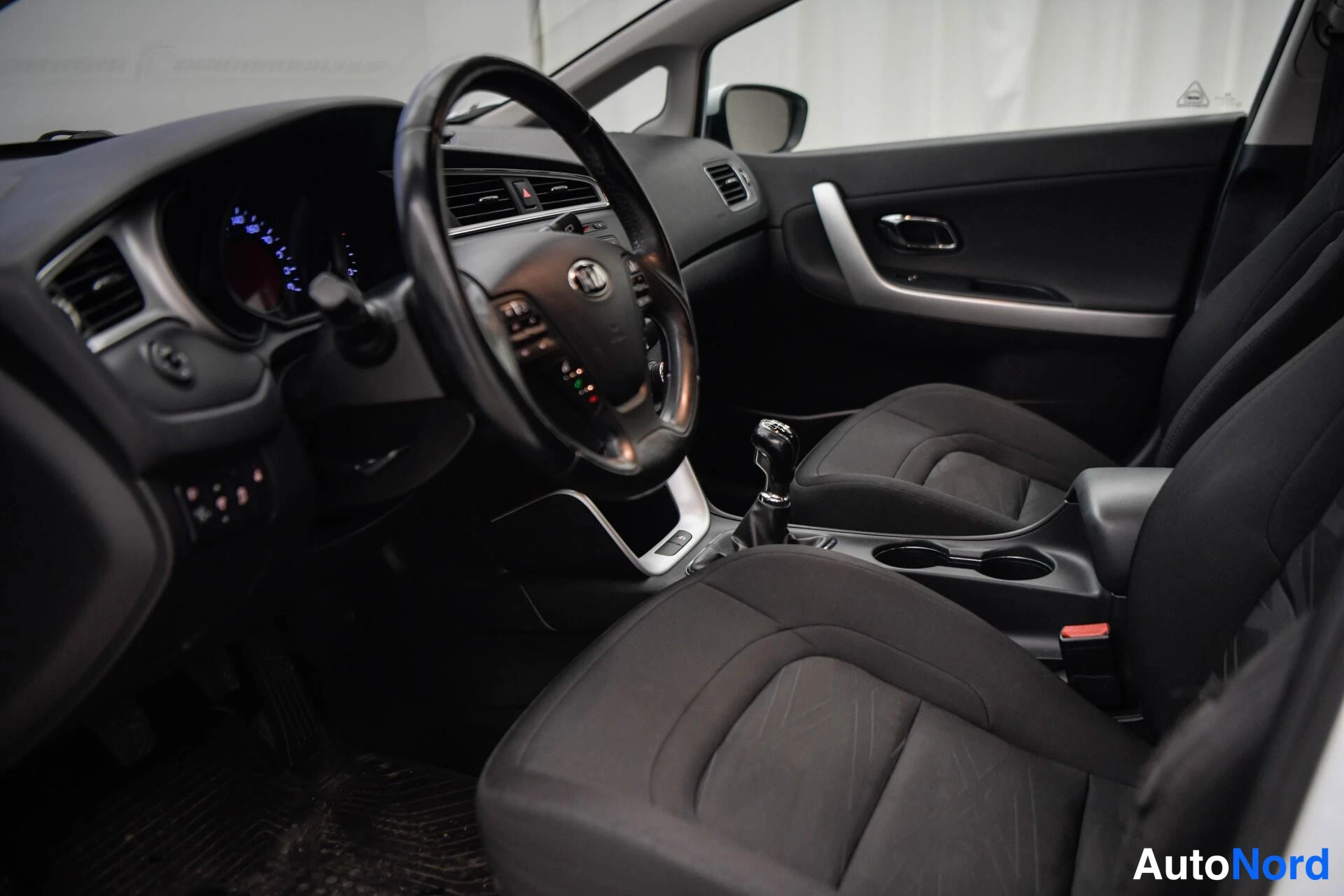 Valkoinen Kia Ceed 2018, ohjaamo, kuva 9