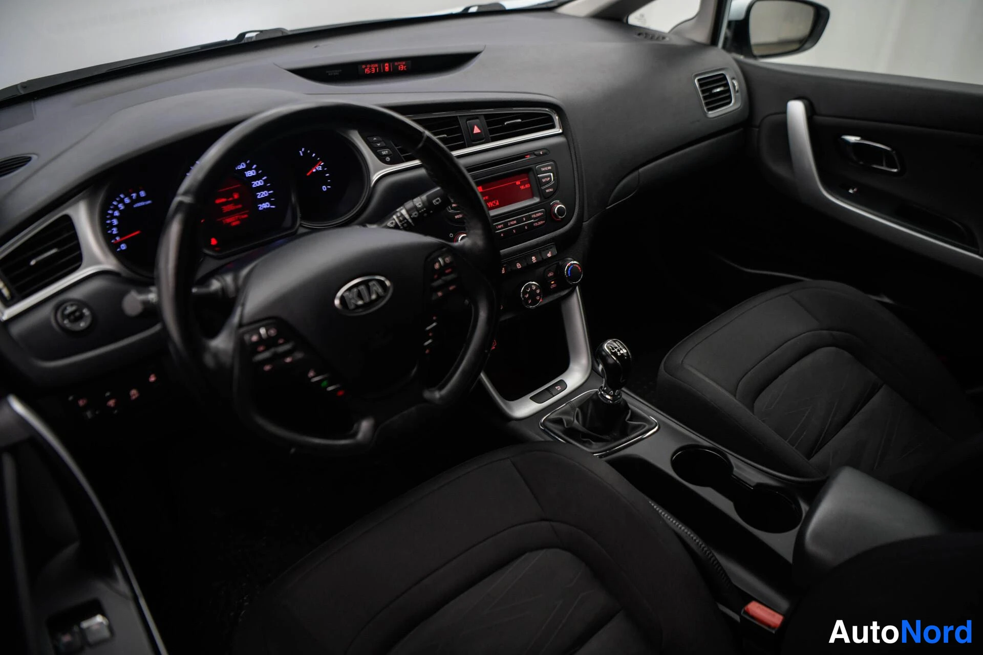 Valkoinen Kia Ceed 2018, ohjaamo, kuva 10