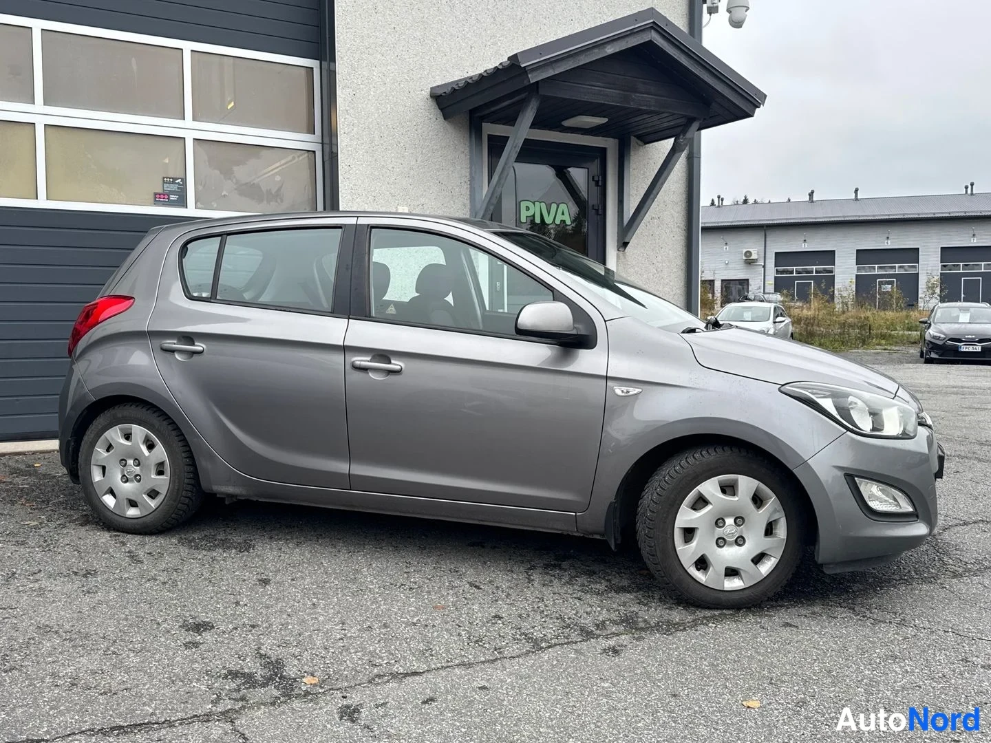 Harmaa Hyundai i20 2013, etuviisto, keula oikealle, kuva 3