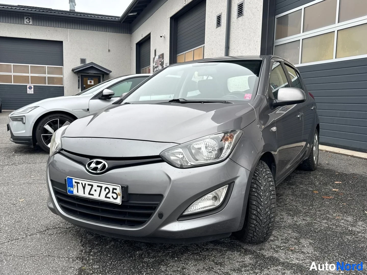 Harmaa Hyundai i20 2013, etuviisto, keula vasemmalle, kuva 2