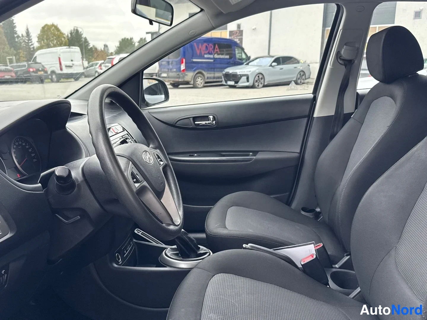 Harmaa Hyundai i20 2013, ohjaamo, kuva 6