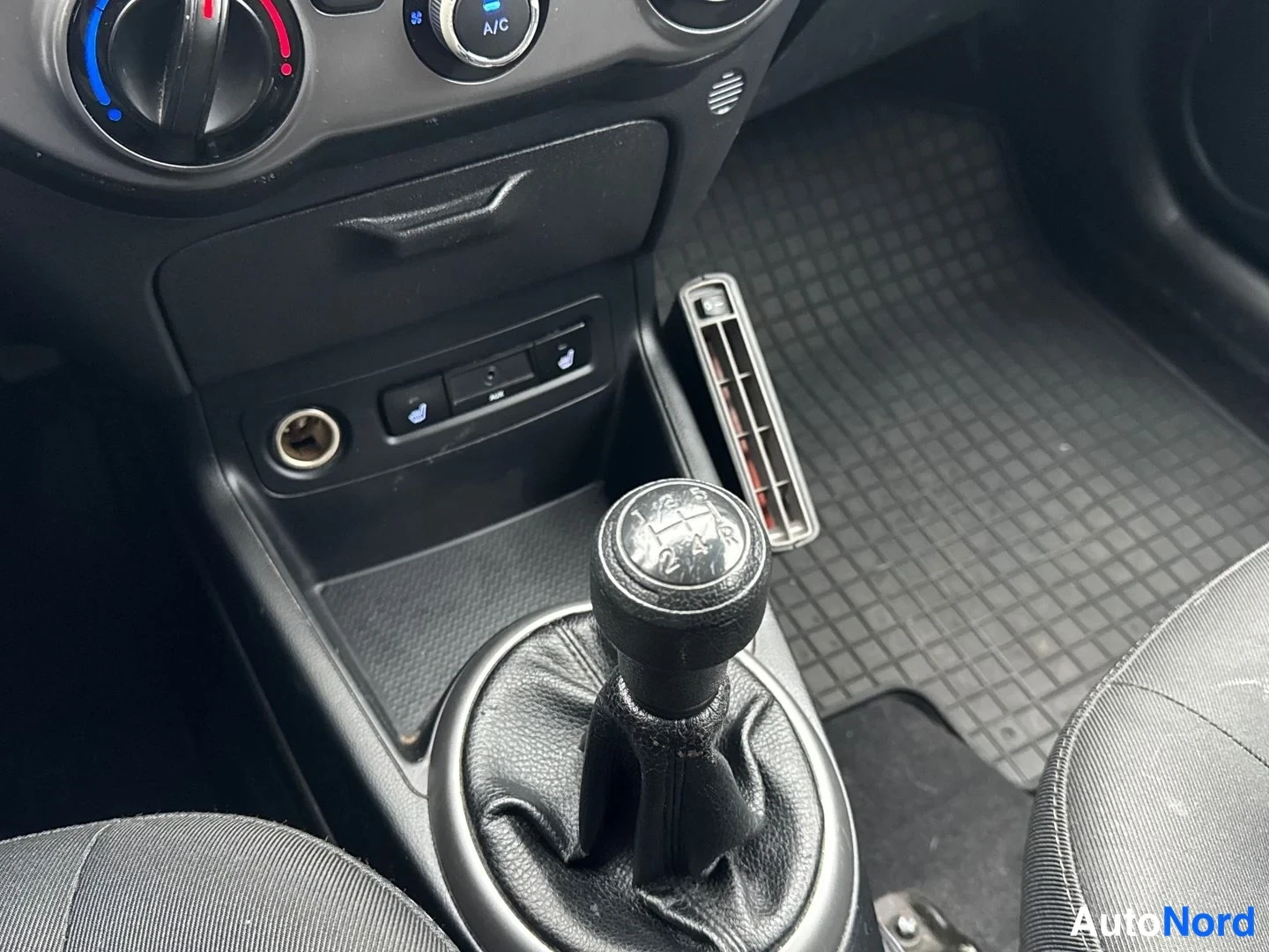 Harmaa Hyundai i20 2013, yksityiskohta, kuva 9
