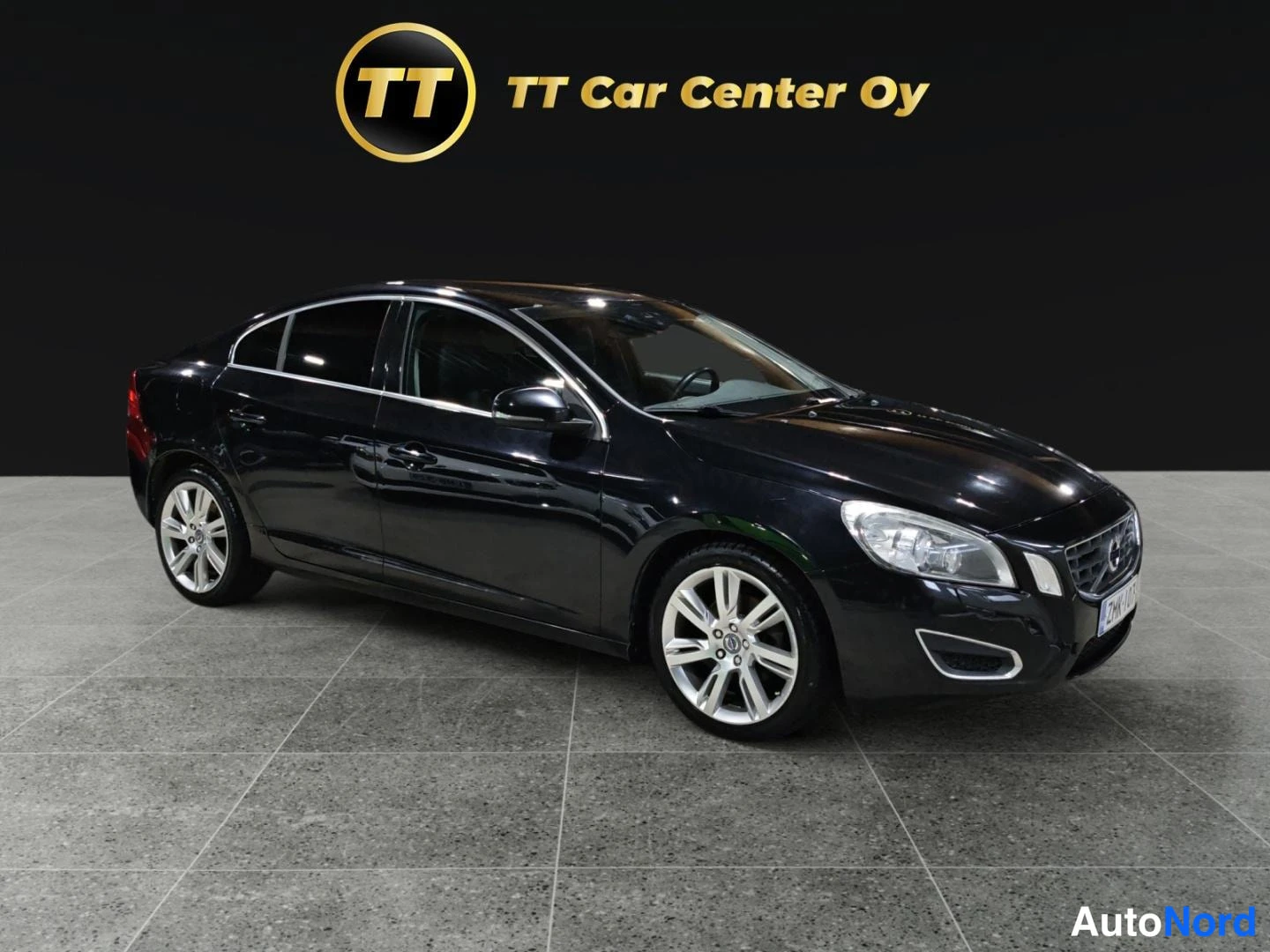 Musta Volvo S60 2012, etuviisto, keula oikealle, kuva 2