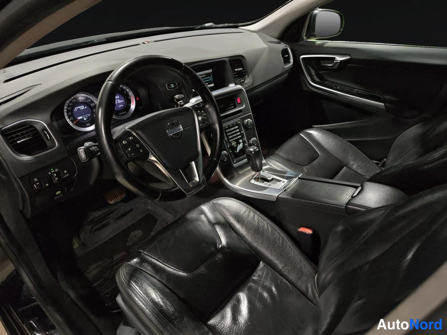 Musta Volvo S60 2012, ohjaamo, kuva 10