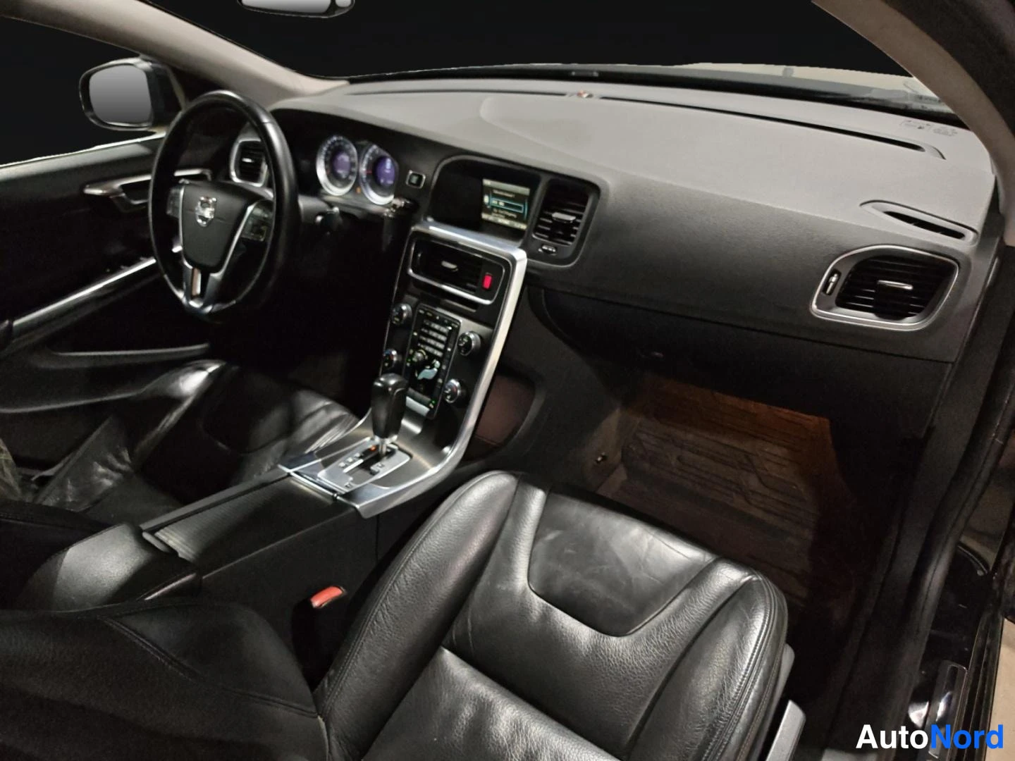 Musta Volvo S60 2012, ohjaamo, kuva 11