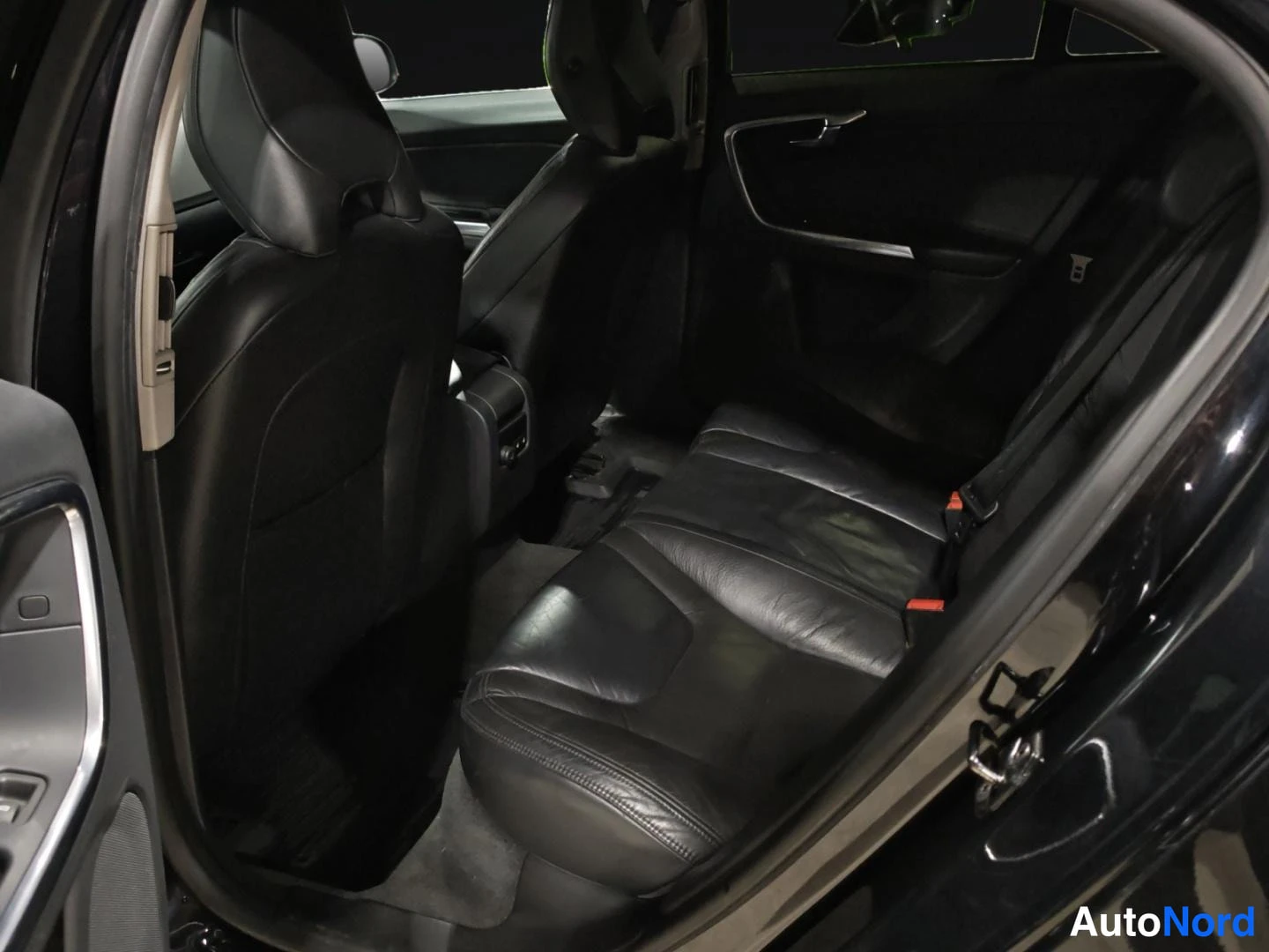 Musta Volvo S60 2012, takaistuimet, kuva 14