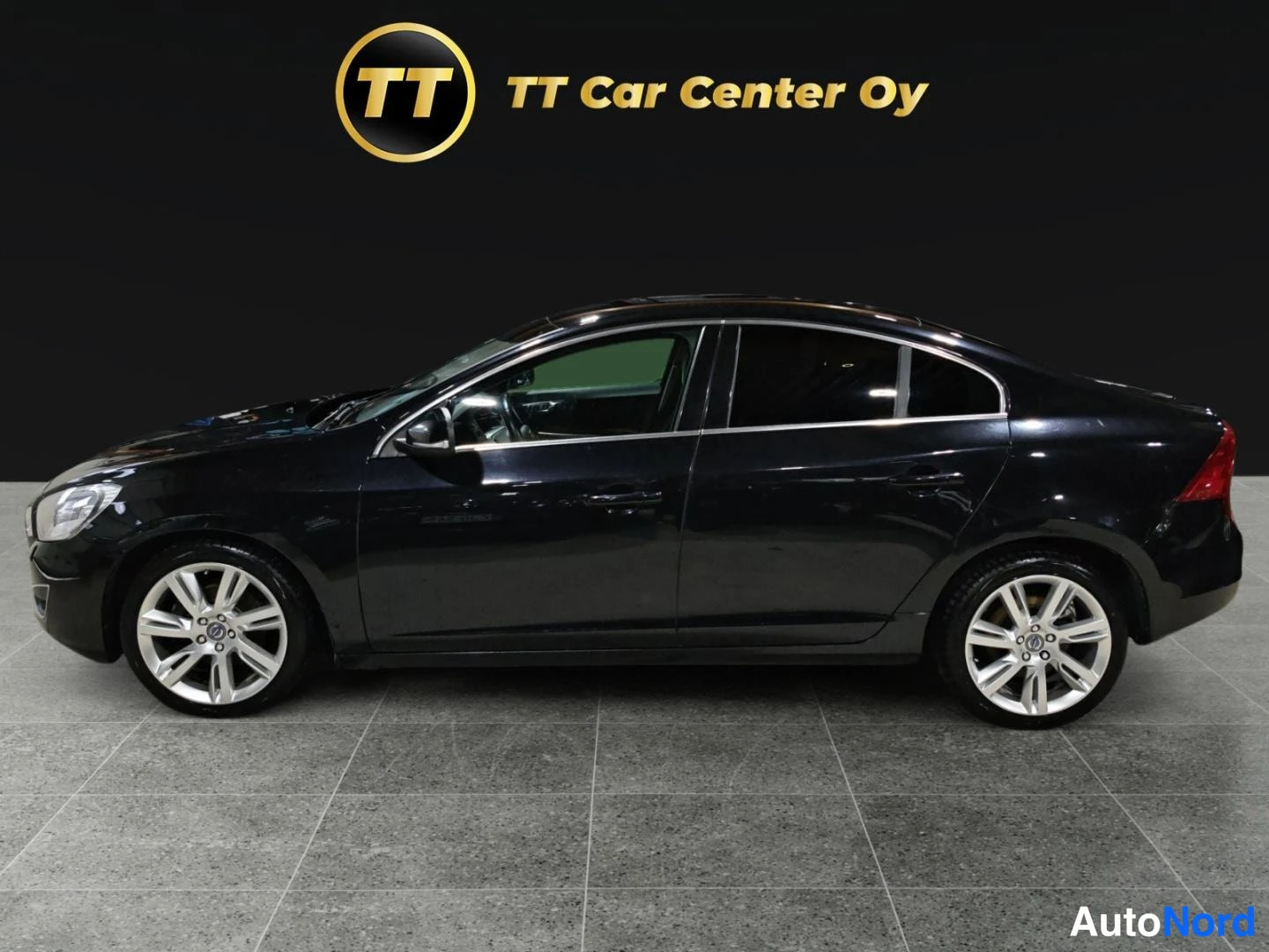 Musta Volvo S60 2012, sivulta, kuva 4