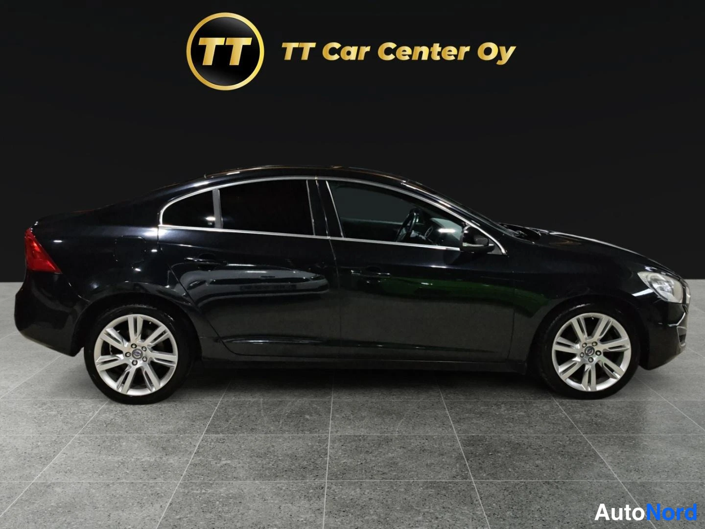 Musta Volvo S60 2012, sivulta, kuva 5