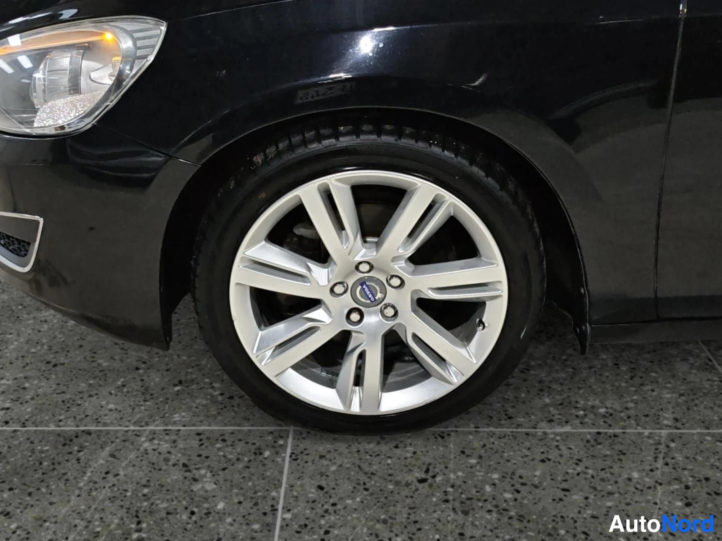 Musta Volvo S60 2012, yksityiskohta, kuva 15