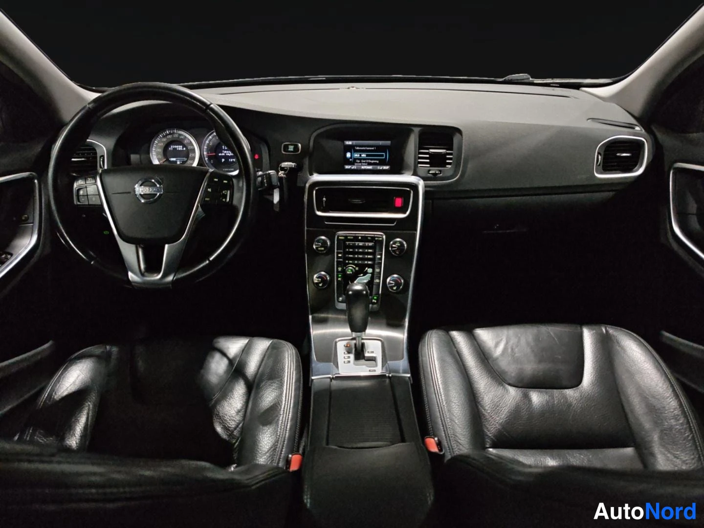 Musta Volvo S60 2012, ohjaamo, kuva 9