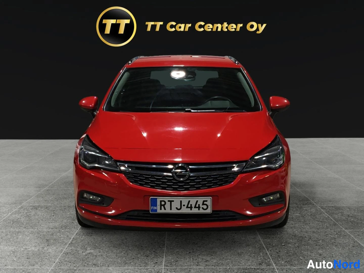 Punainen Opel Astra 2017, edestä, kuva 4