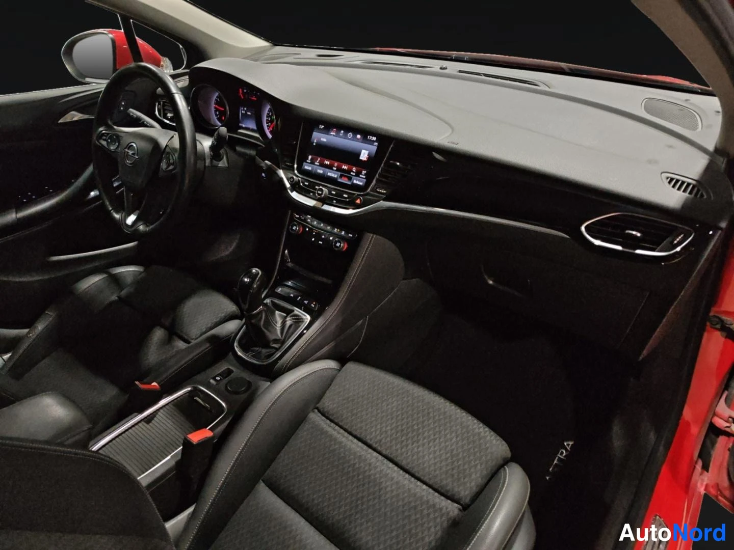 Punainen Opel Astra 2017, ohjaamo, kuva 10