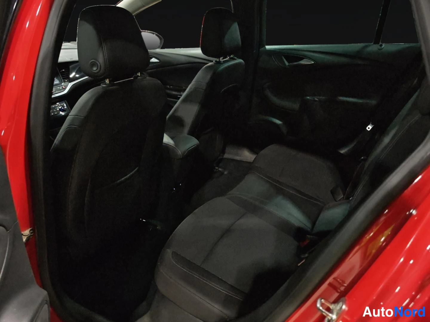 Punainen Opel Astra 2017, takaistuimet, kuva 14