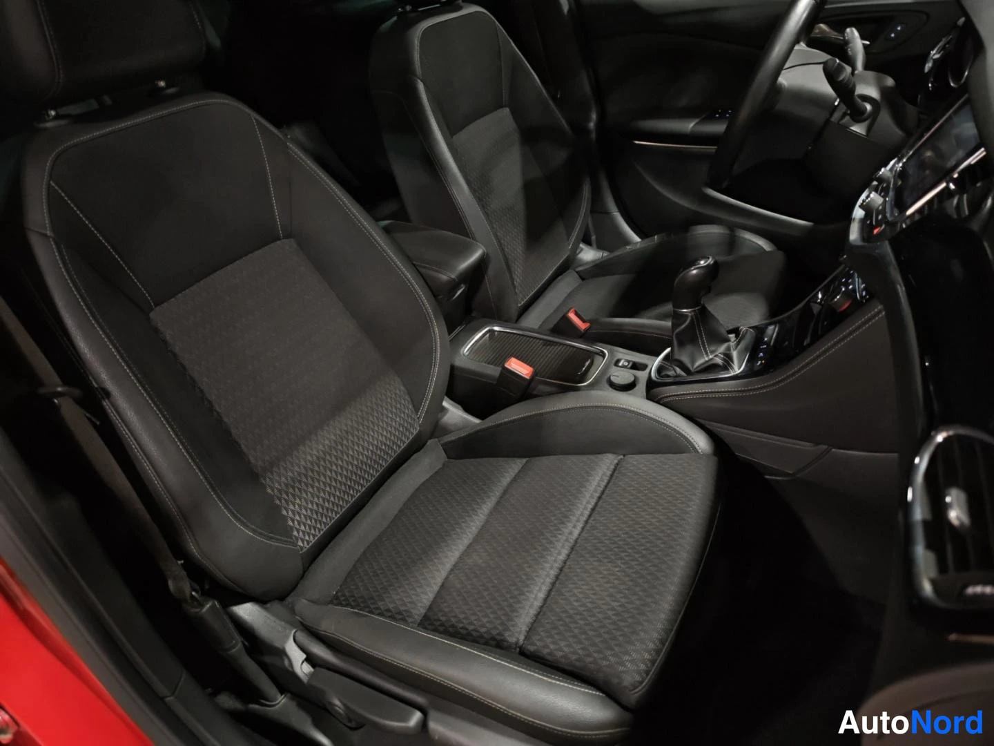 Punainen Opel Astra 2017, etuistuimet, kuva 13