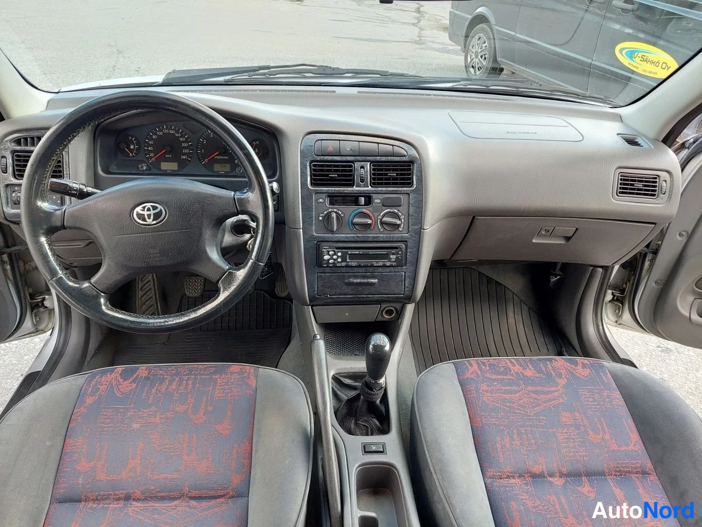 Silver Toyota Avensis 2000, cockpit, photo 14