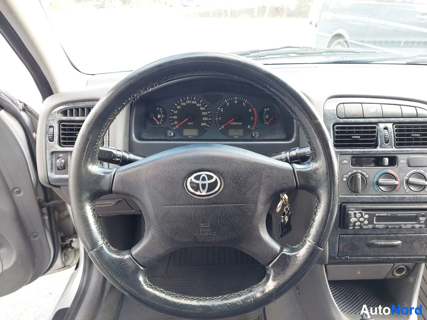 Silver Toyota Avensis 2000, detail, photo 20