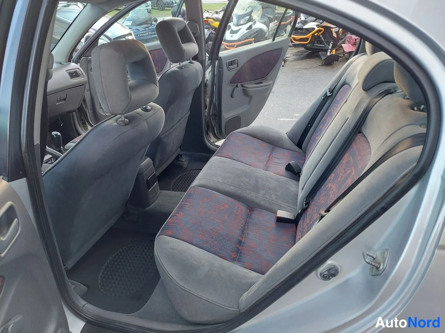 Silver Toyota Avensis 2000, rear seats, photo 18