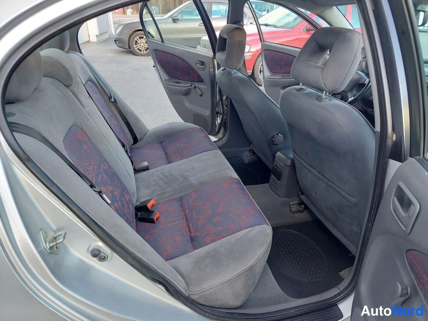 Silver Toyota Avensis 2000, rear seats, photo 19