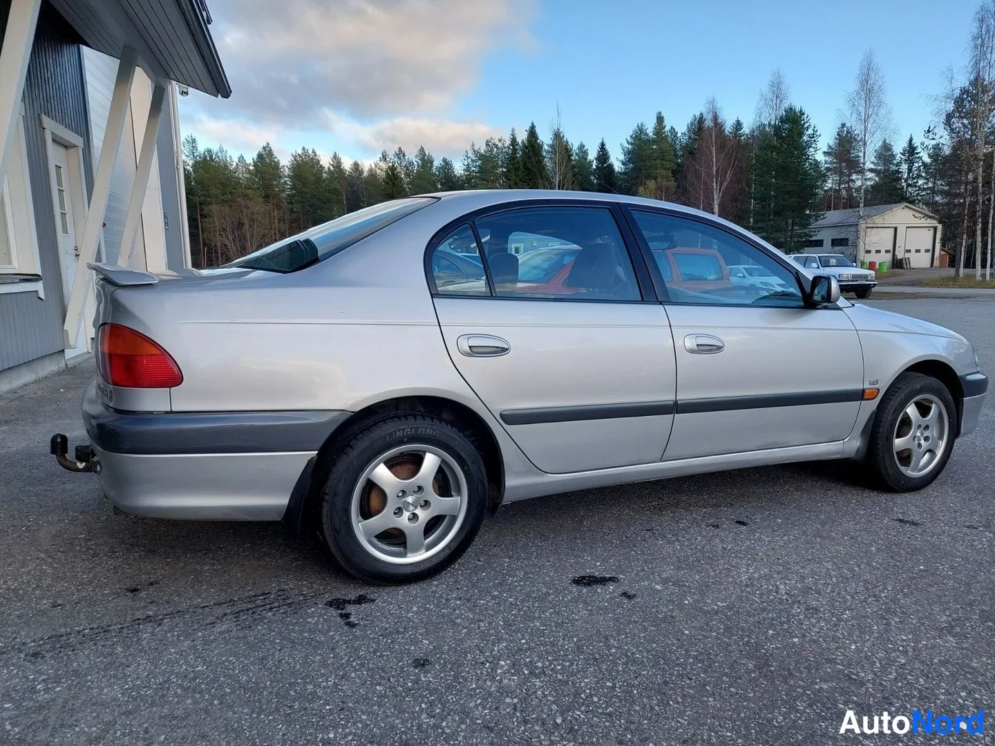 Silver Toyota Avensis 2000, rear three-quarter, photo 9